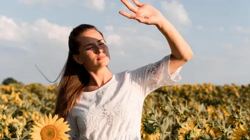 Ученые создали ткань, которая охлаждает и отражает 88% солнечного света: какого она цвета