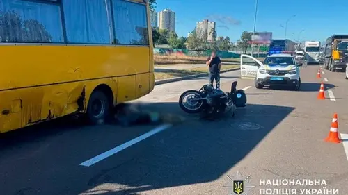 В Киеве маршрутка сбила мотоциклиста: есть погибший