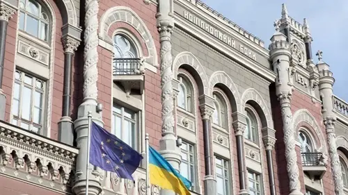 НБУ десять недель подряд продает более миллиарда долларов