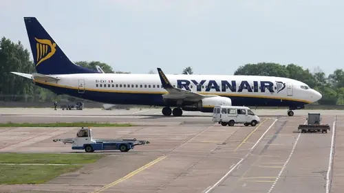 Самолет Ryanair подал сигнал бедствия из-за критически низкого за...
