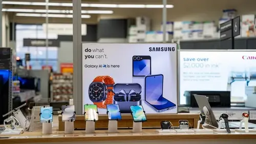 Мировые продажи смартфонов рухнули до 14-летнего минимума: в плюс...